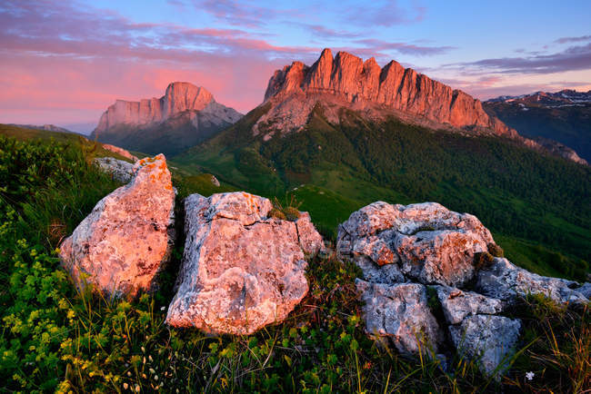 Crépuscule sur les montagnes Acheshboki en arrière-plan, parc naturel Bolshoy Thach, montagnes du Caucase, République d'Adygea, Russie — Photo de stock