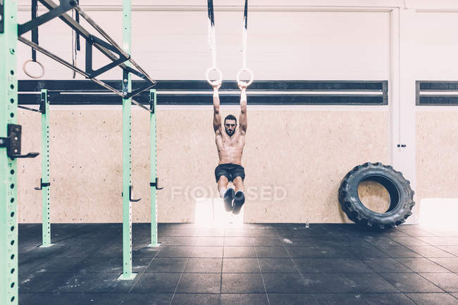Молодий чоловічий хрест тренування тренера на гімнастичних кільцях — стокове фото