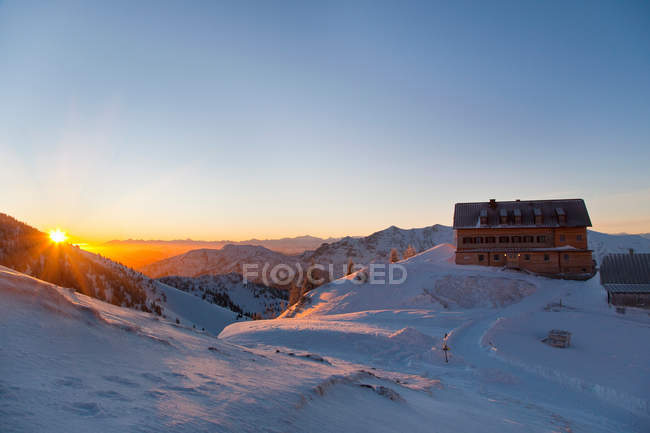 Дом на холме в снежном пейзаже — стоковое фото
