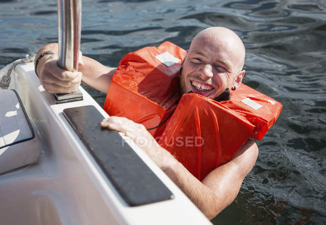 Чоловік, одягнений у воді дивлячись камера посміхаючись жилету — стокове фото