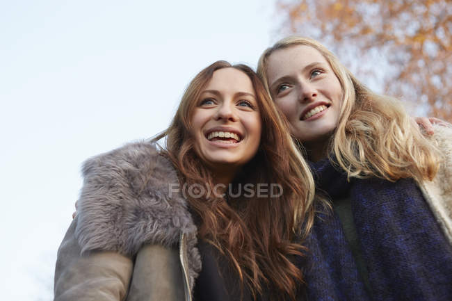 Due amiche sorridenti all'aperto — Foto stock