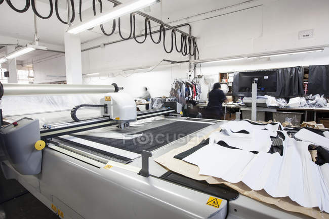 Macchina per il taglio di motivi che ritaglia i tessuti nella fabbrica di abbigliamento — Foto stock