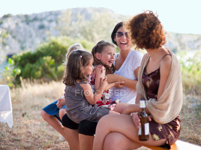Mothers and children playing outdoors — Stock Photo