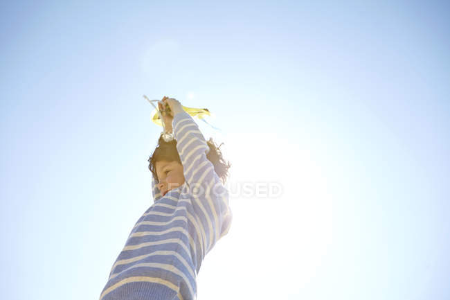 Junge fliegt Drachen — Stockfoto