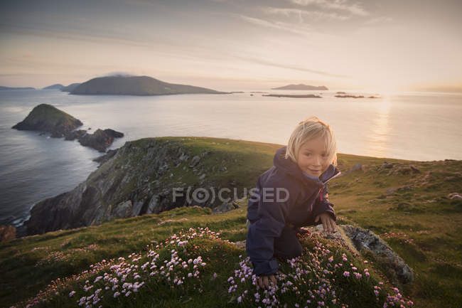 Jeune garçon assis sur une colline, tête Slea, comté de Kerry, Irlande — Photo de stock