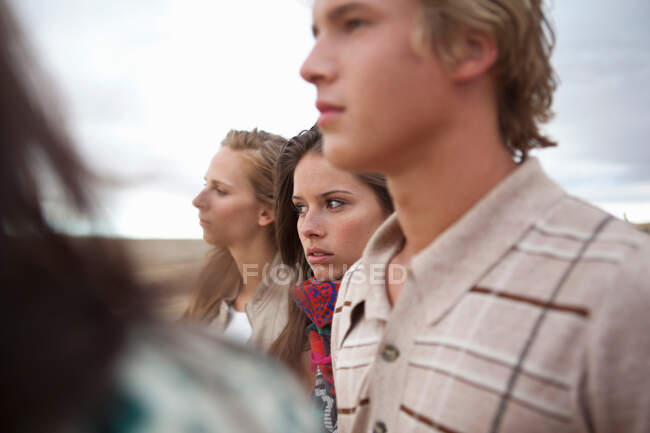 Cuatro amigos mirando hacia fuera - foto de stock