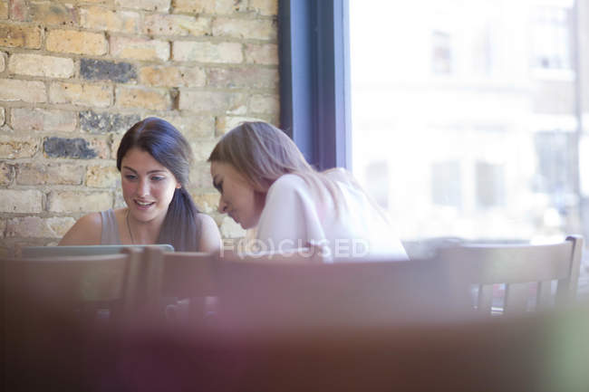 Деловые женщины, встречающиеся в кафе, Лондон — стоковое фото