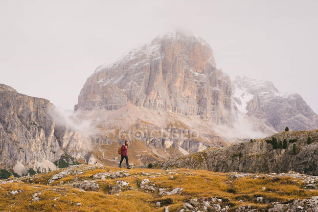 Hiker walking, Mount Lagazuoi in background, Dolomite Alps, South Tyrol, Italy — Stock Photo