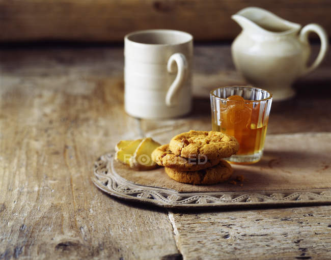 Biscuits au gingembre à la tige avec confiture de pommes sur planche à découper vintage en bois — Photo de stock