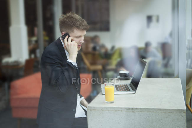 Uomo d'affari che lavora con il computer portatile in caffè — Foto stock