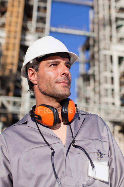 Worker standing at oil refinery — Stock Photo