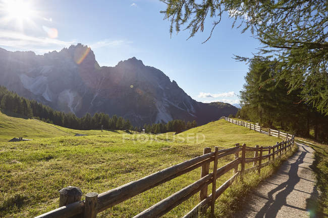 Montanhas rochosas e campo verde esgrima behid — Fotografia de Stock
