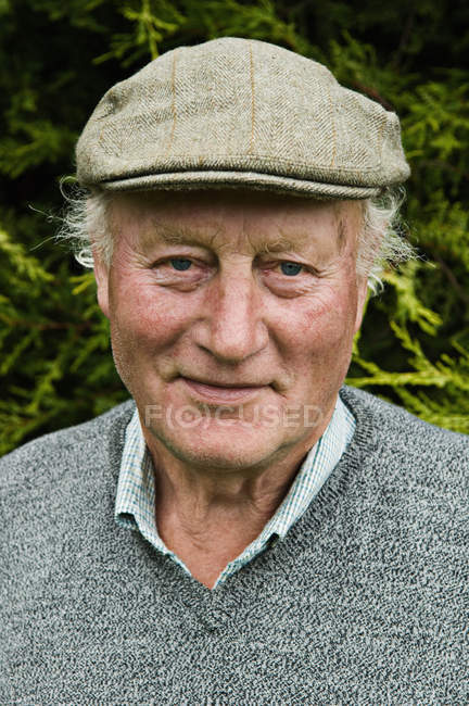 Nahaufnahme Porträt eines älteren Mannes mit einem weisen Lächeln — Stockfoto