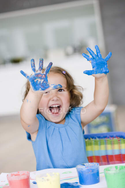 Junges Mädchen spielt mit Farben — Stockfoto