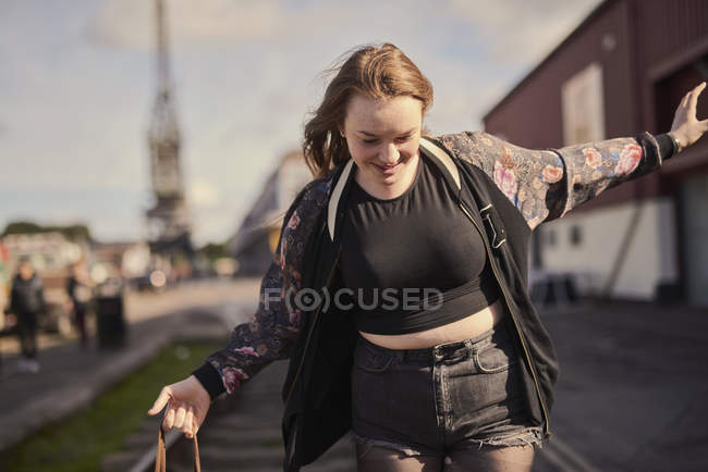 Junge Frau balanciert auf Bahngleisen, bristol, uk — Stockfoto