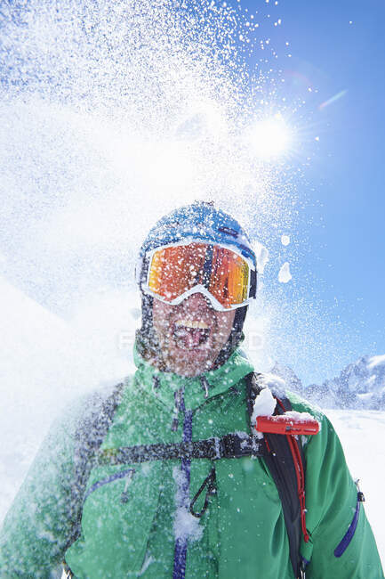 Retrato de esquiador macho maduro coberto de neve em pó, Mont Blanc maciço, Graian Alps, França — Fotografia de Stock