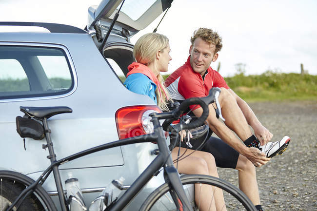 Cyclists preparing for ride in car trunk — Stock Photo