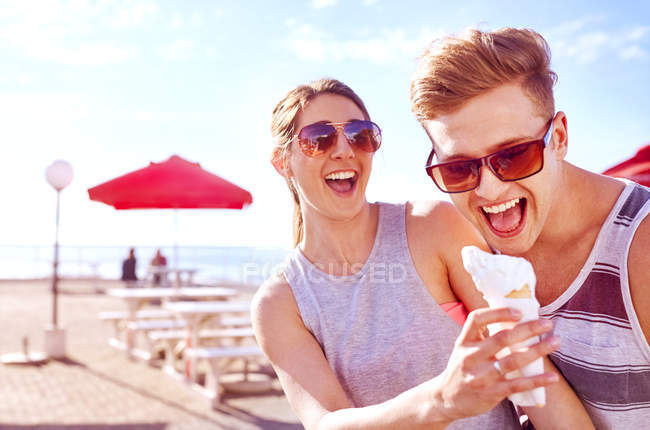 Casal com sorvete sorrindo — Fotografia de Stock