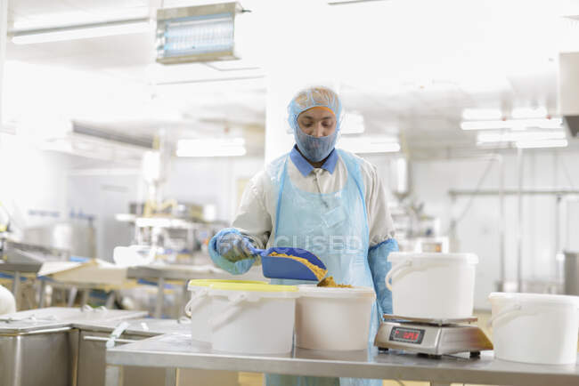 Trabajador masculino que pesa el curry en polvo en fábrica de alimentos asiática - foto de stock