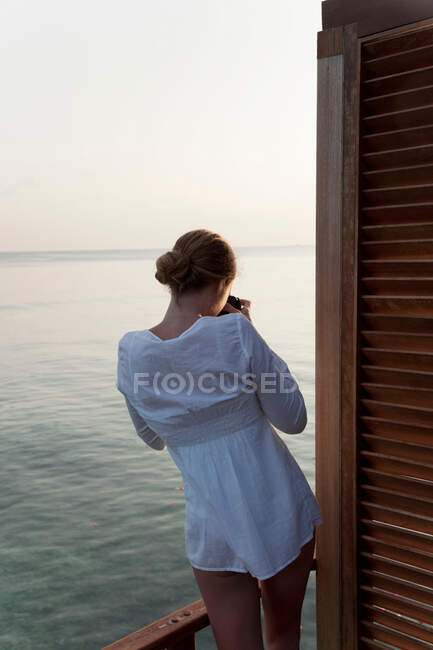 Donna in piedi sul molo — Foto stock