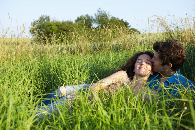 Couple dans un champ de blé — Photo de stock