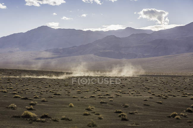 Paesaggio e tempesta di polvere al cratere Ubehebe nel Death Valley National Park, California, USA — Foto stock