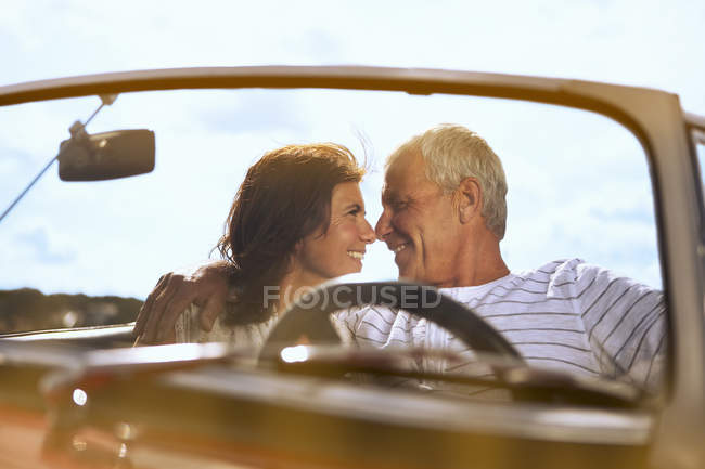 Пара в машині, збирається поцілувати — стокове фото