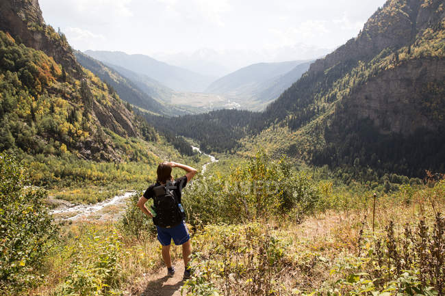 Vista posteriore dell'escursionista maschio che guarda verso le montagne, Svaneti, Georgia — Foto stock