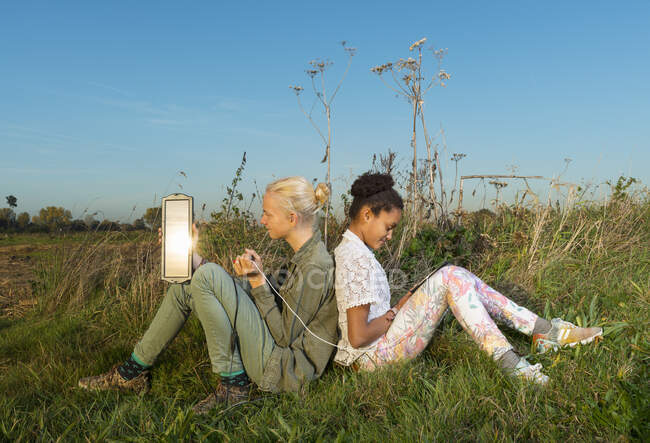 Children using miniature solar cell to power digital tablet, Breda, Netherlands — Stock Photo