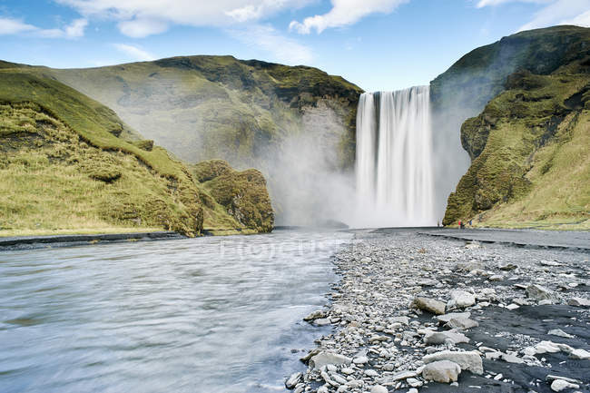 Vista panorámica de la cascada Skogafoss, Islandia - foto de stock