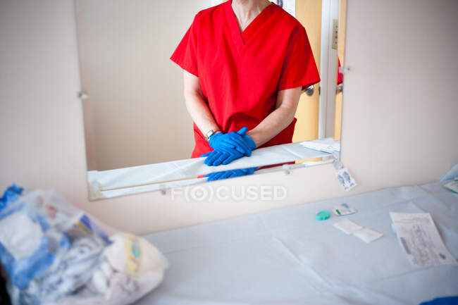 Reflejo de enfermera en espejo - foto de stock