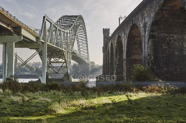 Silver Jubilee Bridge y Runcorn Railway Bridge, Runcorn, Cheshire, Inglaterra - foto de stock