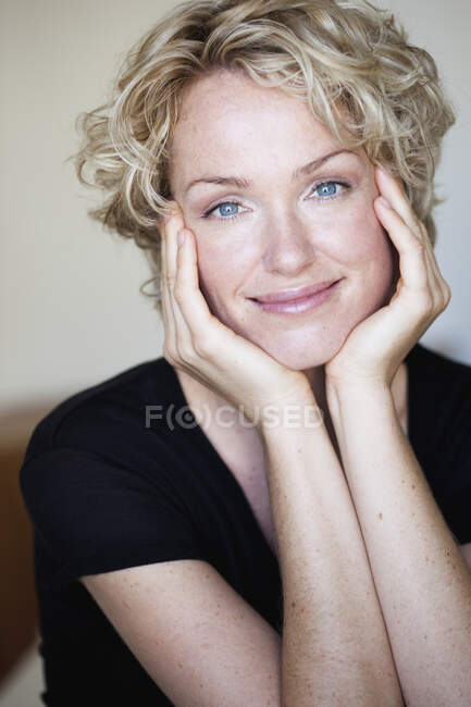 Woman smiling at viewer — Stock Photo