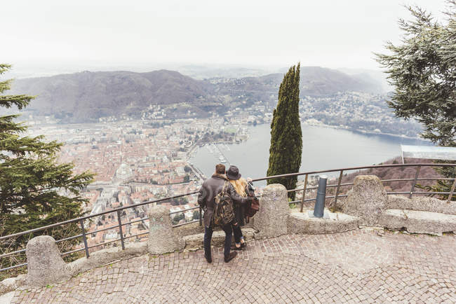 Vue en angle élevé du jeune couple donnant sur le lac de Côme, Italie — Photo de stock