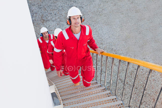 Arbeiter auf Treppen in Chemiefabrik — Stockfoto