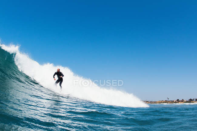 Surfer riding waves in ocean, California, USA — Stock Photo