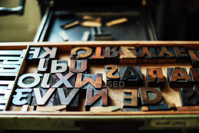 Tray of wooden letterpress letters in book arts workshop — Stock Photo