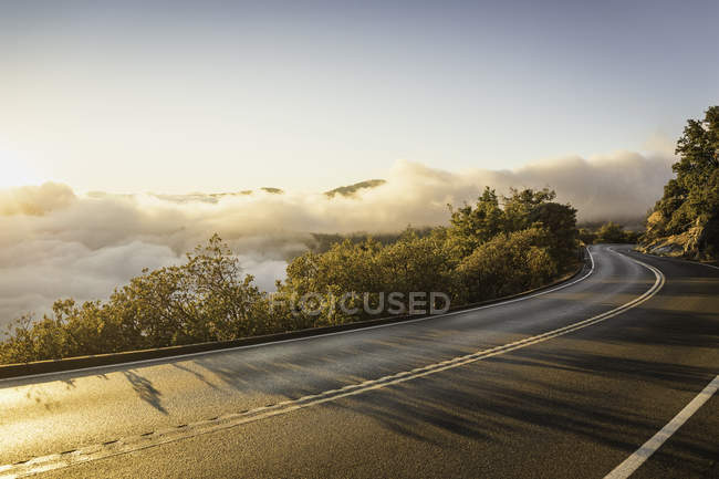 Autostrada e nebbia di valle all'alba, Yosemite National Park, California, USA — Foto stock