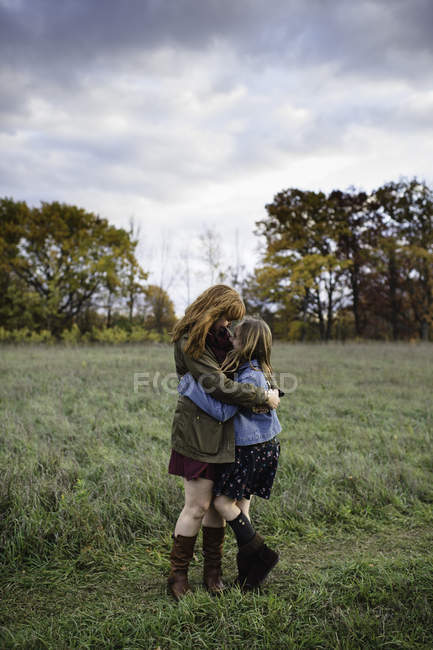 Mãe e filha abraçando no prado, Lakefield, Ontário, Canadá — Fotografia de Stock