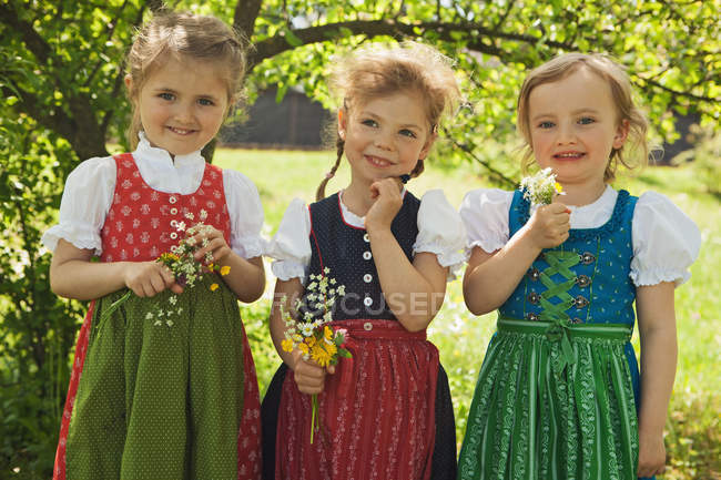 Girls in traditional Bavarian clothes — Stock Photo