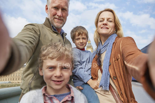 Famille heureuse avec deux fils prenant selfie, Londres, Royaume-Uni — Photo de stock