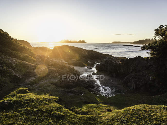 Küstenlandschaft bei Sonnenuntergang, Pazifikrand-Nationalpark, Vancouver-Insel, britische Kolumbia, Kanada — Stockfoto