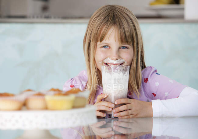 Дівчина з шоколадним молочним тістечком та вершками — стокове фото