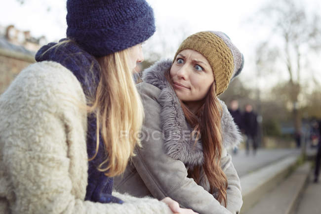 Two female friends having fun in city park — Stock Photo
