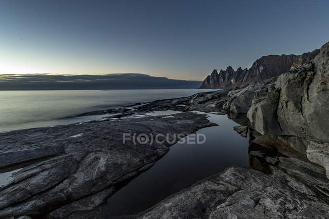 Вид на море в сторону Окшорнана с острова Таанесет на острове Сенья осенью, арктическая Норвегия — стоковое фото