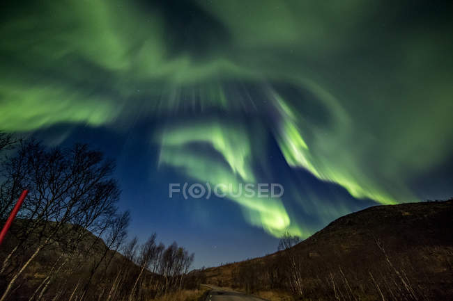 Luci settentrionali viste sull'isola di Senja in autunno, Norvegia artica — Foto stock