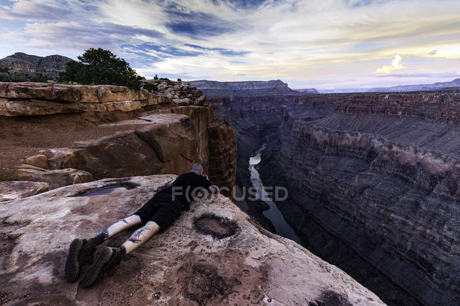 Man photographing view from Torroweap overlook, Littlefield, Arizona, EUA — Fotografia de Stock