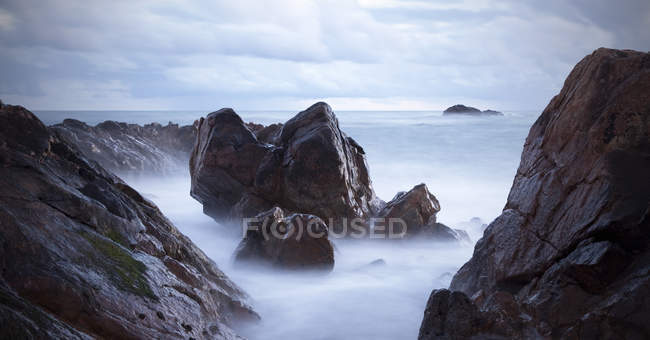 Vistas panorámicas de las rocas y el océano, Oporto, Portugal - foto de stock
