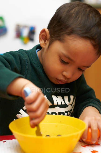 Junge isst am Tisch, selektiver Fokus — Stockfoto