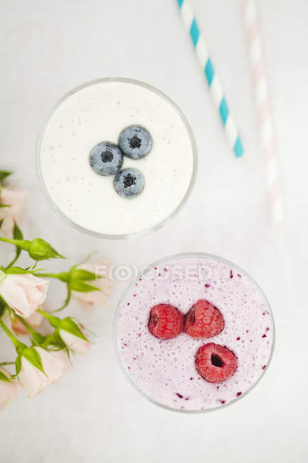 Top view of fresh raspberry and blueberry smoothies in glasses — Stock Photo